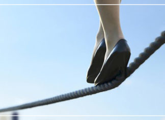 محاولة للسير على حبل في الهواء