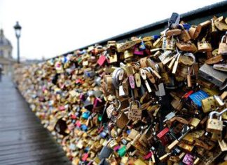 هناك على جسر العشاق