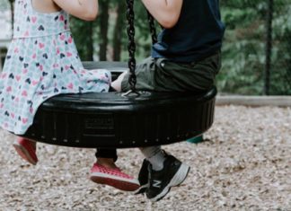 صيف سعيد بدون اختيارات Tire Swinging