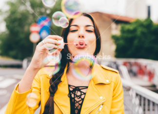 ما تعيش الدنيا بروح الطفل اللي جواك