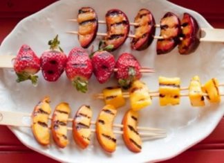 الفواكه المشوية تحلية دافئة للشتاء