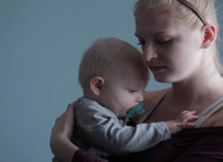 الأمومة وتهمها الجاهزة في جراب الحاوي sad mom