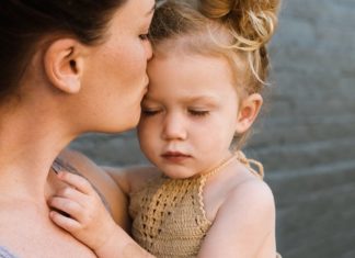 نصائح: تأثير المعاملة على نفسية الطفل