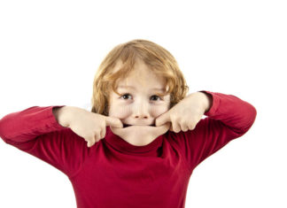 هل يجب منع الطفل من مص إصبعه؟