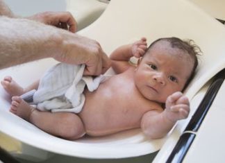 ما طريقة تغيير الحفاضات للرضيع؟ والأدوات اللازمة لتغيير الحفاضة