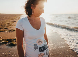 الحمل والصيف: دليلك لإجازة آمنة وممتعة Pregnant on the beach