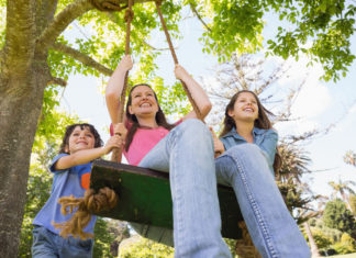 دعوني أربي طفلي mother and her kids