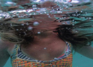 هوس التمارين الرياضية: هكذا يصنع الآباء أبطالاً من ورق swimmer