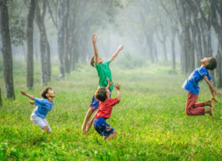 زمن الصيف الجميل: ذكريات البهجة رغم ضعف الإمكانات kids playing in garden