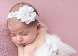 فتاة بأجنحة فراشة