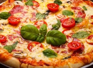 مكونات مختلفة لطبقات البيتزا