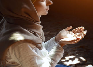 وشكوت لله أن التراب يحزنني