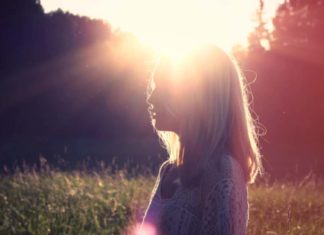 لا ترى الشمس نور الشمس