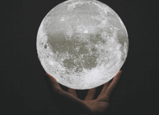 النجم الذي تعثر من السماء القمر