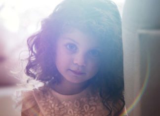 الحب عند الأطفال واللغات التي يستخدمها في التعبير عن حبه الأطفال