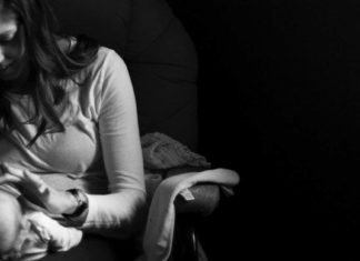 أنا أم في عالم ليس به مكان للأمهات أنا أم