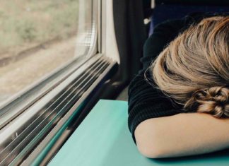 أمهات في ليالي الحظر: لا يوجد متسع للضحك ولا البكاء الحظر