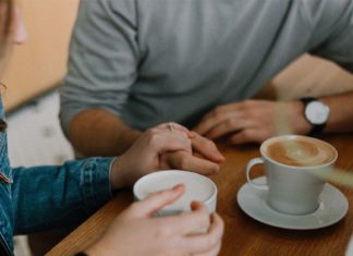 30 سؤال لشريك حياتك غير “إزيك؟” العزل المنزلي