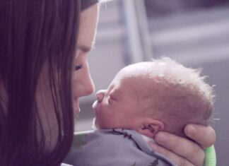 غريزة الأمومة: عندما منحني طفلي الحياة غريزة الأمومة