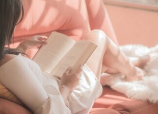 10 كتب وروايات خفيفة تجعل الإجازة مختلفة روايات