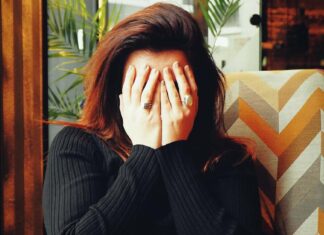 خائفة من شيء ما الخوف