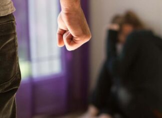 علامات العنف الأسري: كيف تعرفين أنك وطفلك ضحايا ؟ علامات العنف الأسري