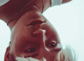 التناقض والاستقرار النفسي: باب النجار مخلع التناقض