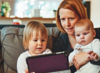 كيف غيرت الأمومة رؤيتي للأعمال الفنية الأمومة