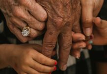 8 عادات خاطئة ورثناها من أمهاتنا في التربية عادات خاطئة