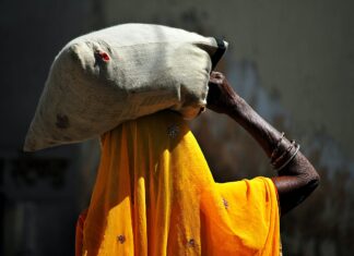 نزِّل من على كتافك